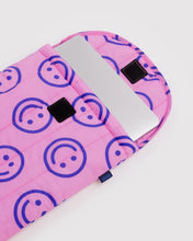 Load image into Gallery viewer, Baggu Puffy Laptop Sleeve 16" Pop Pink Happy