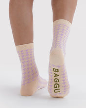Load image into Gallery viewer, Baggu Crew Sock Pink Houndstooth