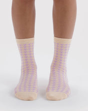Load image into Gallery viewer, Baggu Crew Sock Pink Houndstooth
