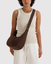 Load image into Gallery viewer, Baggu Medium Nylon Crescent Bag Coffee