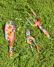 Load image into Gallery viewer, Kip&amp;Co. Wild Flowers In Bloom Garden Tools and Gloves Set